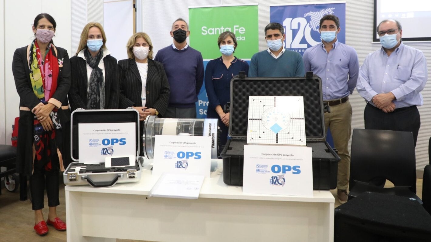 El equipo de la OPS/OMS junto a autoridades de la provincia de Santa Fé
