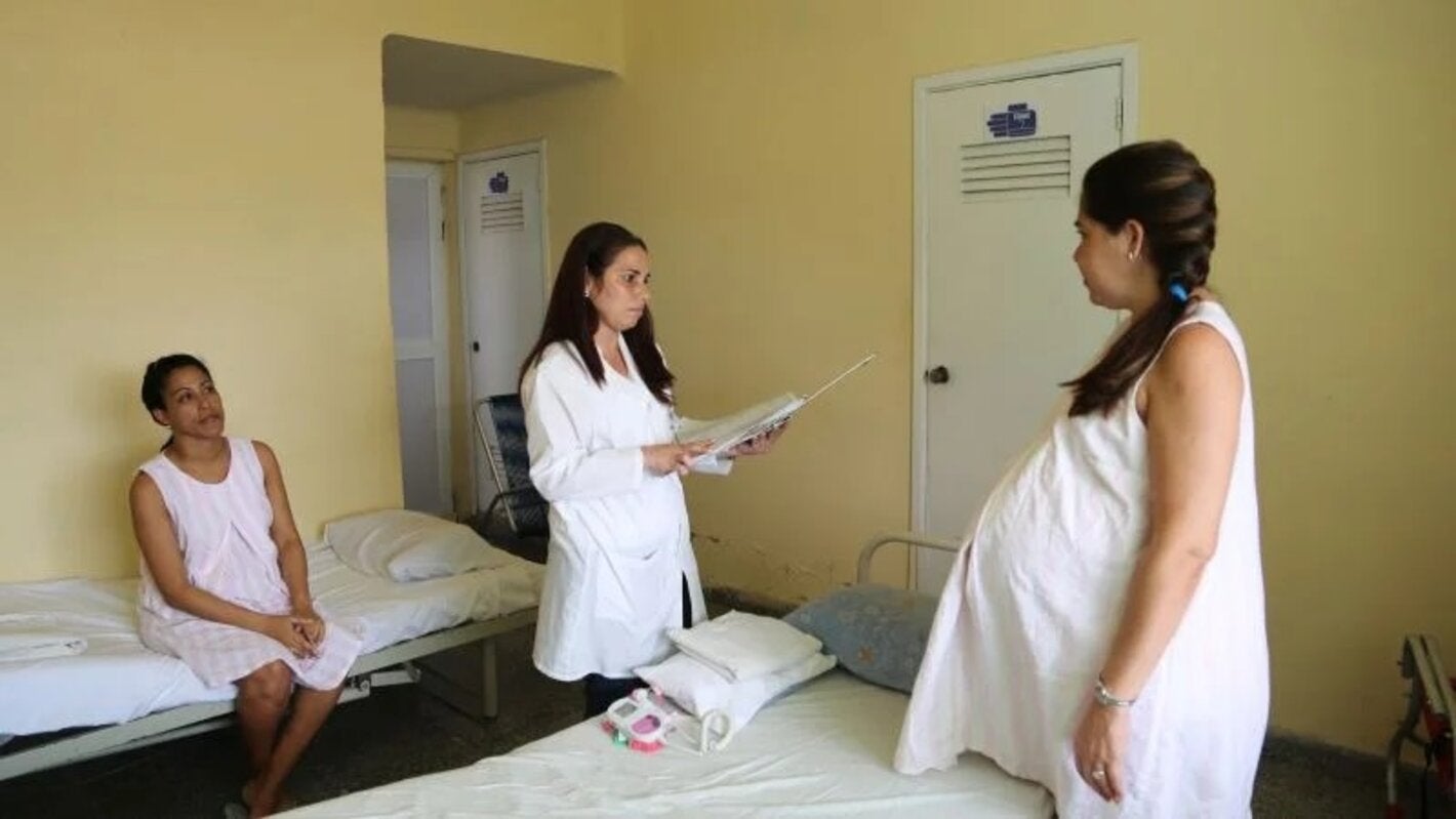 mujer embarazada consulta medica