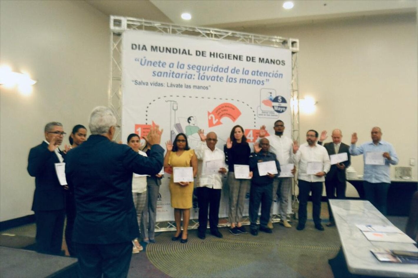 Autoridades de salud juramentando miembros de los comités hospitalarios.