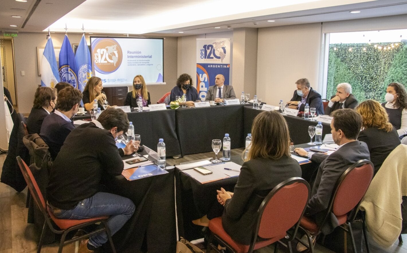 Autoridades y referentes de OPS/OMS en Argentina junto a autoridades de los ministerios de Ambiente y Desarrollo Sostenible, Transporte y Salud