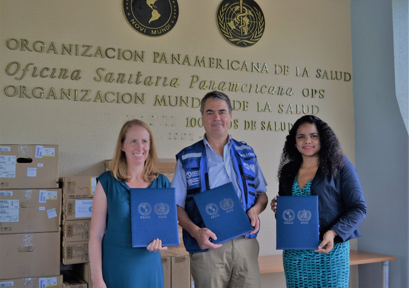 Autoridades de USAID, Ministerio de Salud y OPS RD durante entrega.