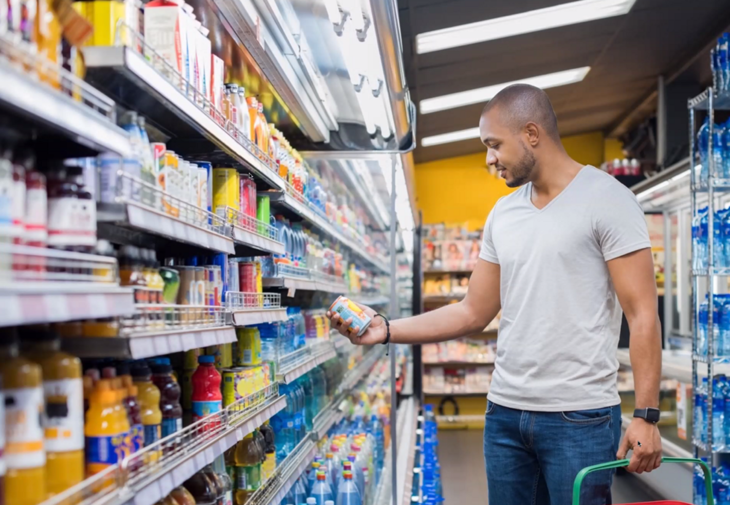 Persona revisando empaques de productos en un supermercado