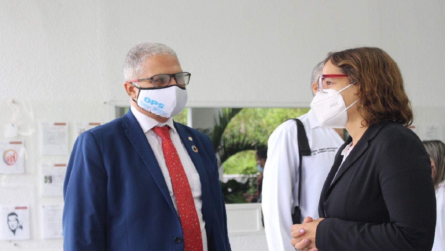Cristián Morales, Representante de OPS en Venezuela, conversa con la ministra de Salud Magaly Gutiérrez en el centro hemato oncológico Domingo Luciana