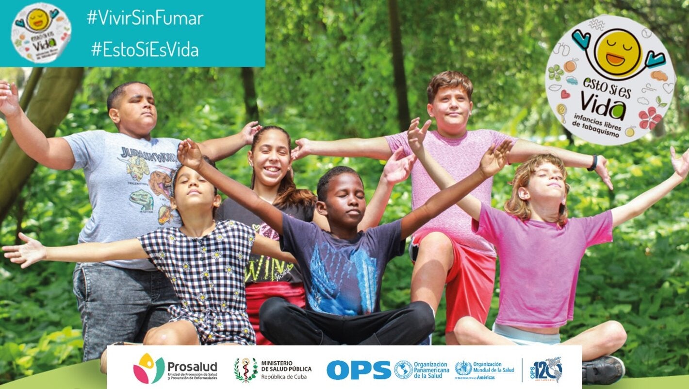 Fotografía de 6 niños con los brazos extendidos y los ojos cerrados, respirando en un entorno natural. Sobre impresos, la identidad de la campaña Esto sí es Vida y los logos de Prosalud, Ministerio de Salud Pública y OPS