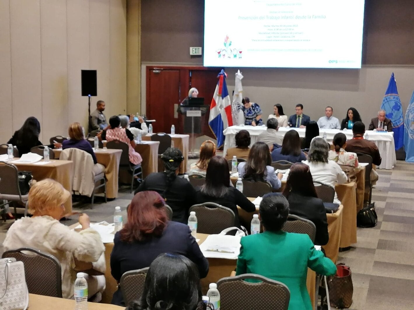 Autoridades de Salud y OPS durante seminario.