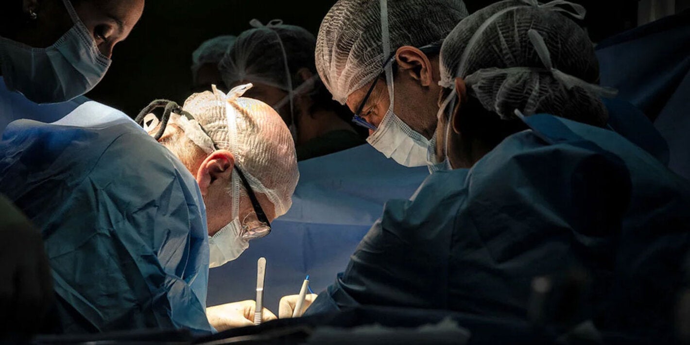 Equipo de salud en un quirófano