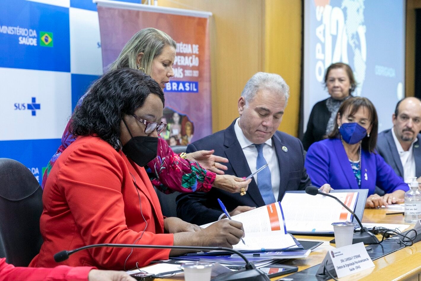Momento de assinatura da estratégia de cooperação pela diretora da OPAS/OMS e o ministro da Saúde do Brasil