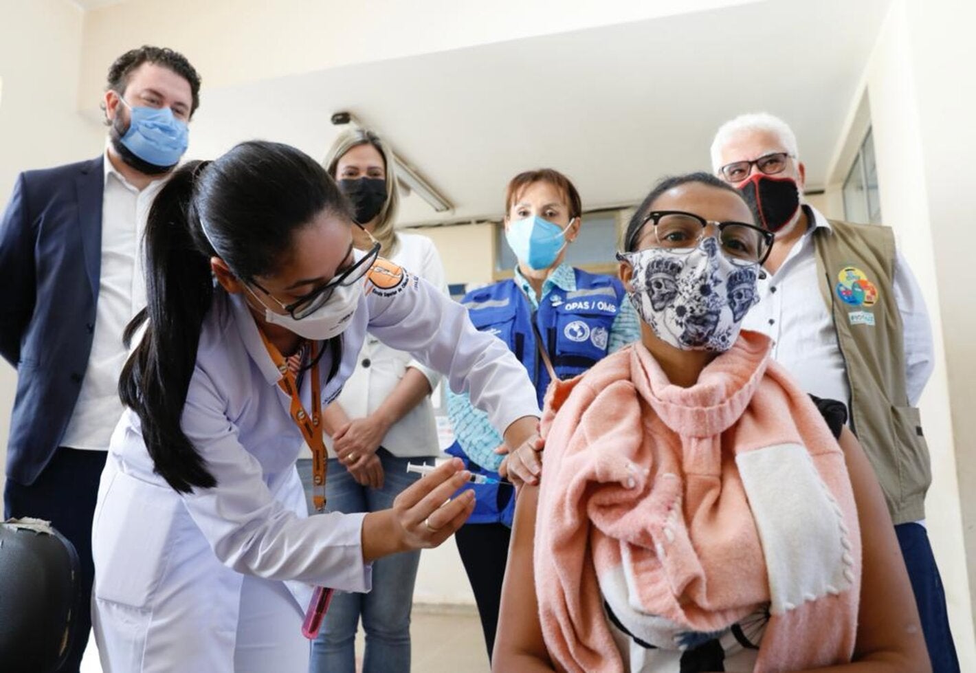 Mulher é vacinada em ação do Imuniza Estrutural