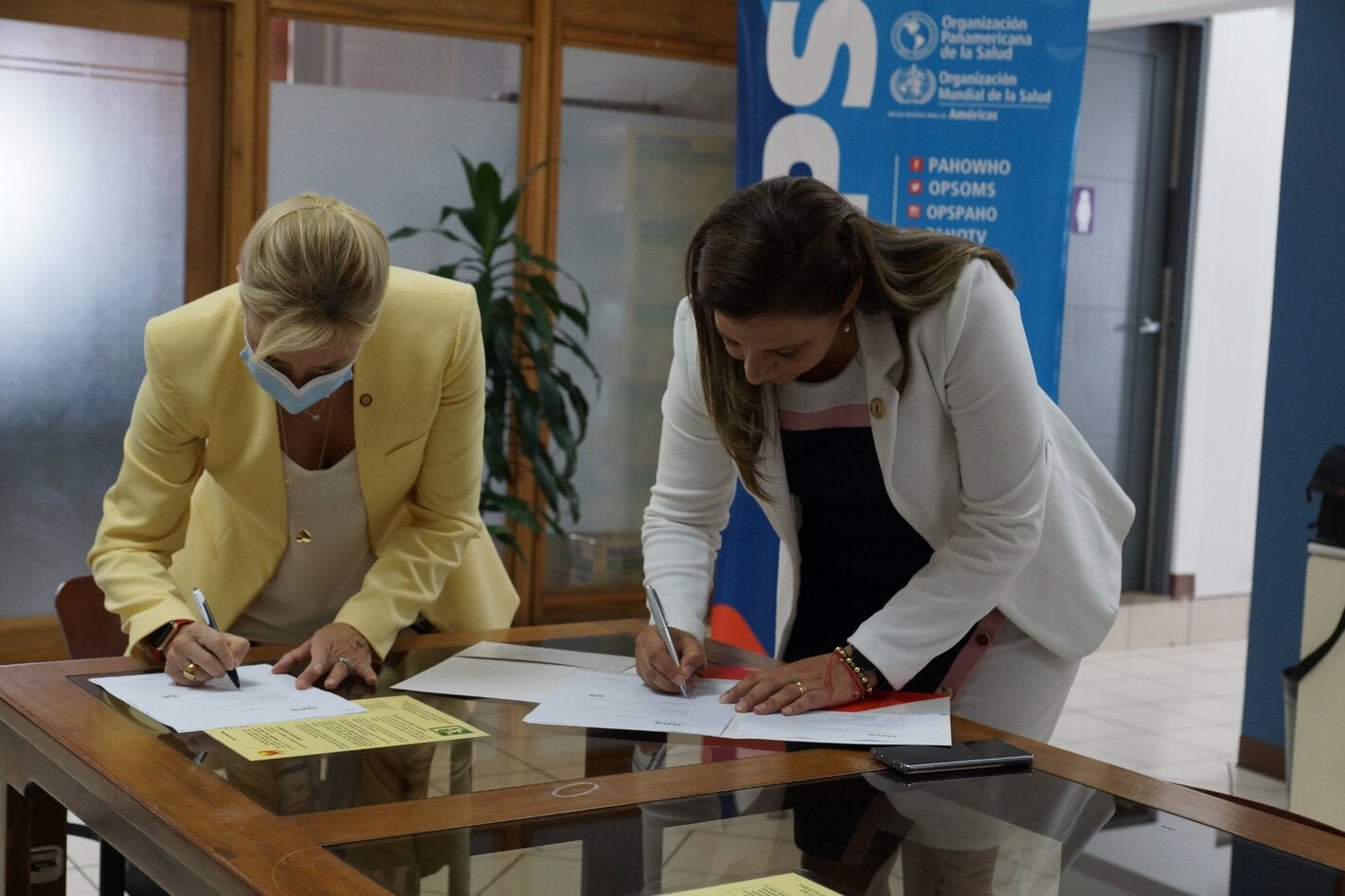 Firma del acta de entrega de donación