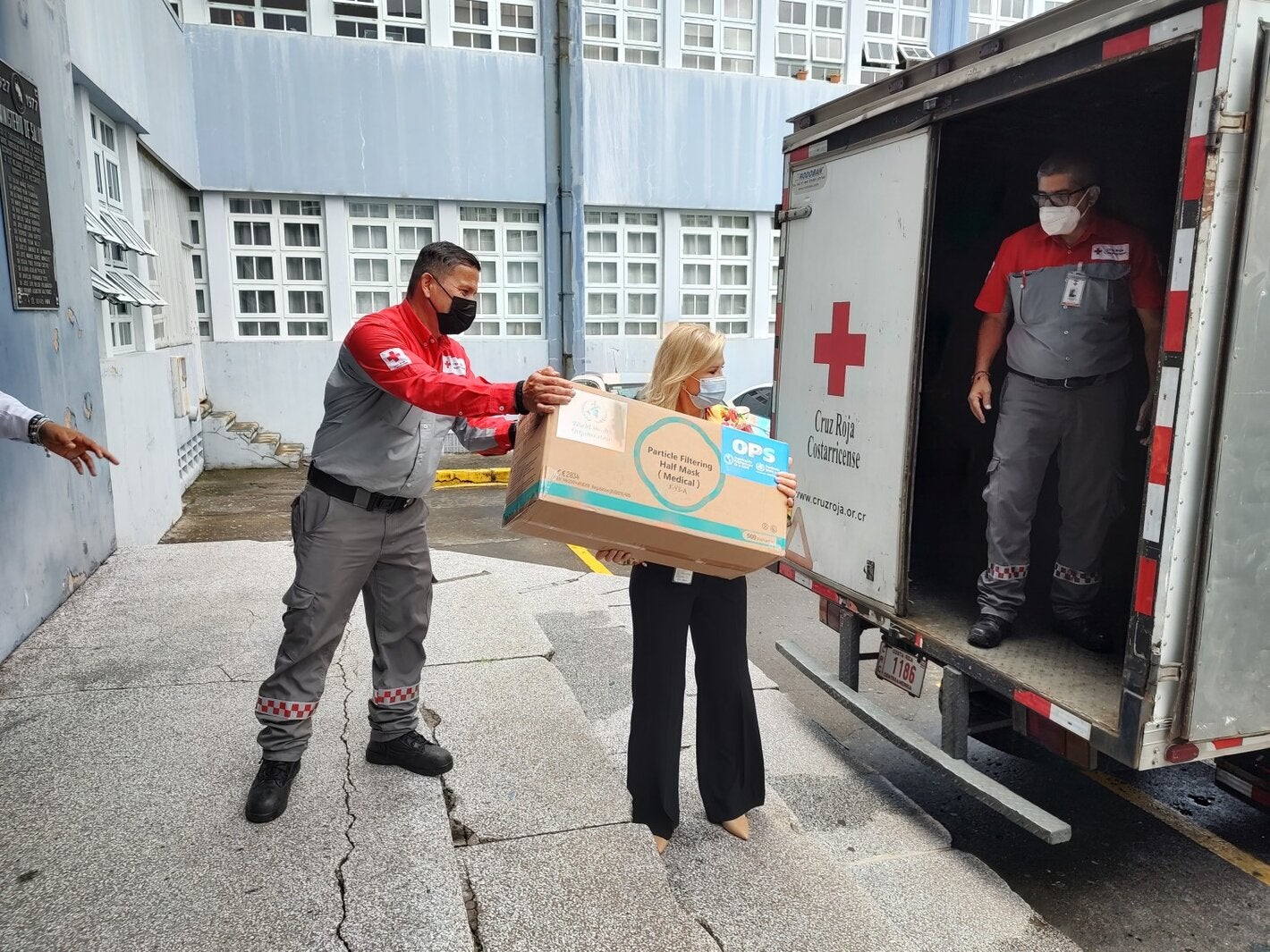 Entrega de equipo de proteccion personal a Cruz Roja