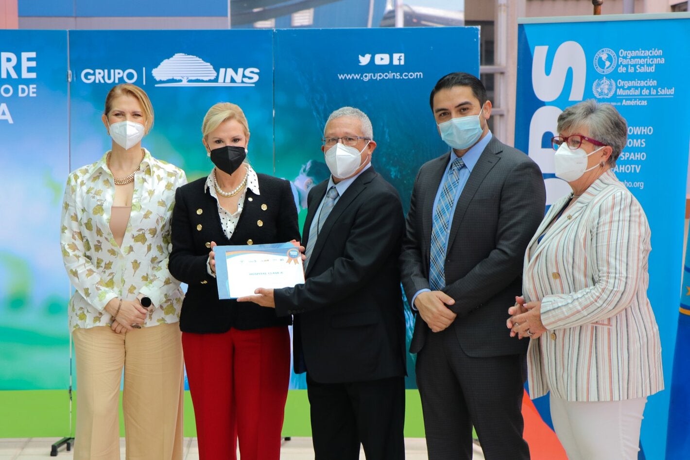 Entrega de reconocimiento a autoridades del INS