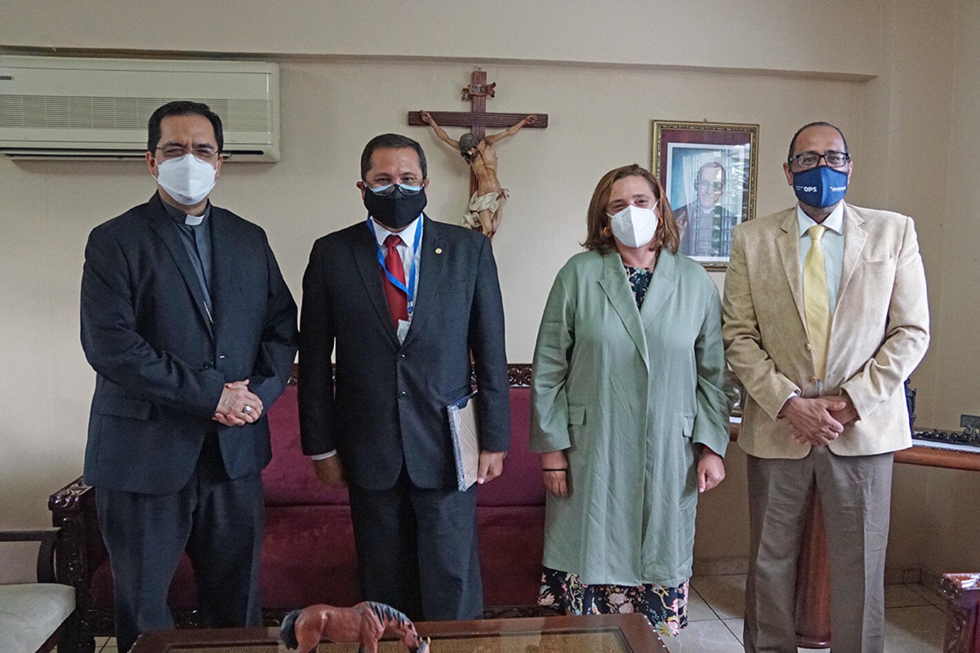 Arzobispo de San Salvador recibe a la OPS/OMS y UNICEF para promover la vacunación contra COVID-19