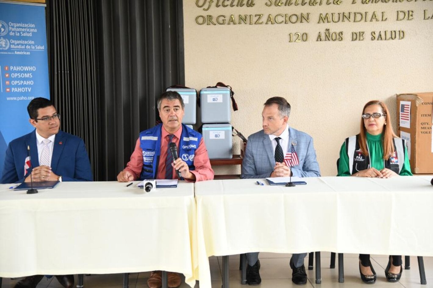 Autoridades durante entrega de cadena de frío. 