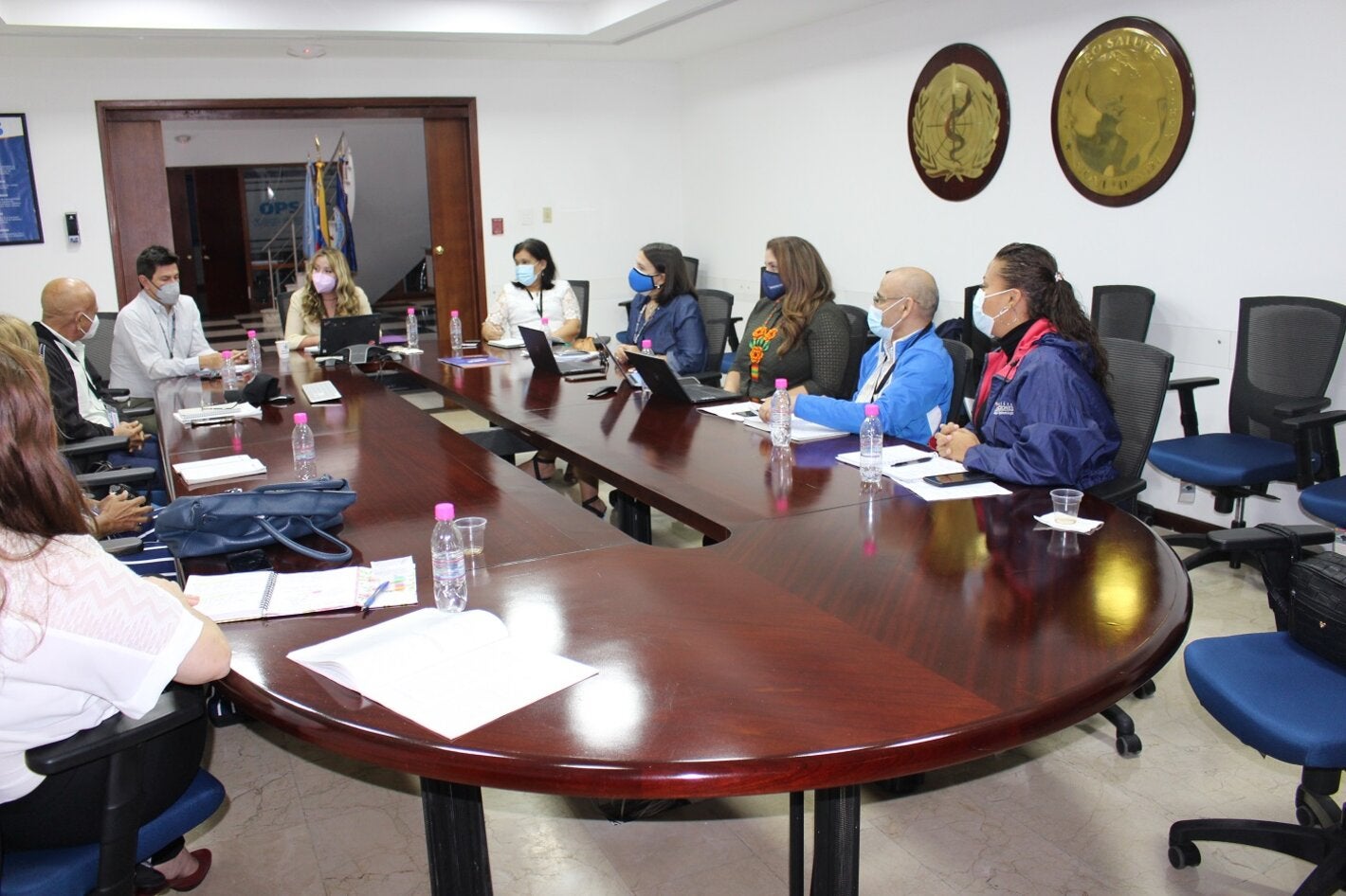 El Comité Nacional de Sarampión con el equipo de Inmunizaciones en las oficinas de la OPS