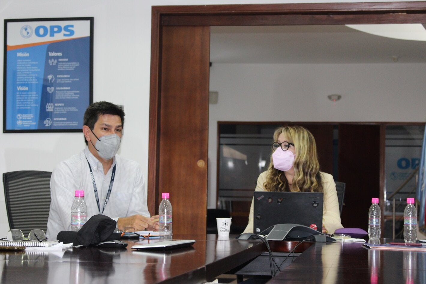 Carlos Torres, asesor de Inmunizaciones de la OPS, junto a María Viki Zabaleta, quien preside el Comité Nacional de Sarampión