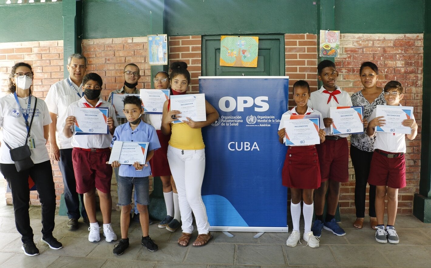 Niñas y niños premiados en concursos infantiles por 120 años de OPS