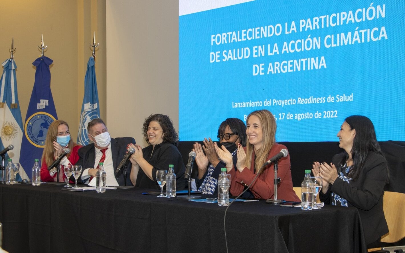 La Directora de la OPS, Carissa F. Etienne, junto a las demás autoridades durante el lanzamiento