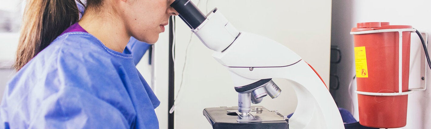 Bióloga con microscopio