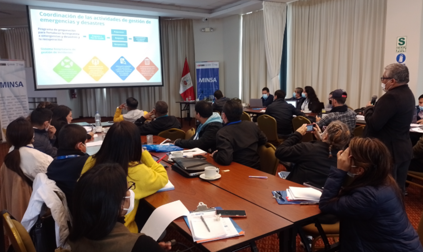 Participantes viendo exposición del curso