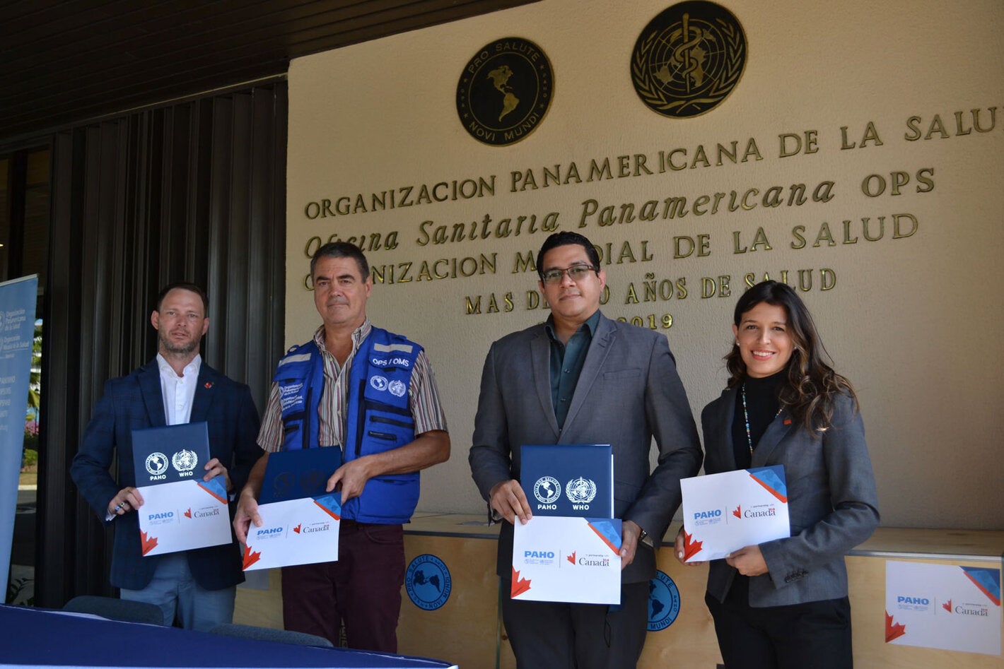 Representación de OPS, gobierno de Canadá y Salud Pública durante la entrega de los refrigeradores.