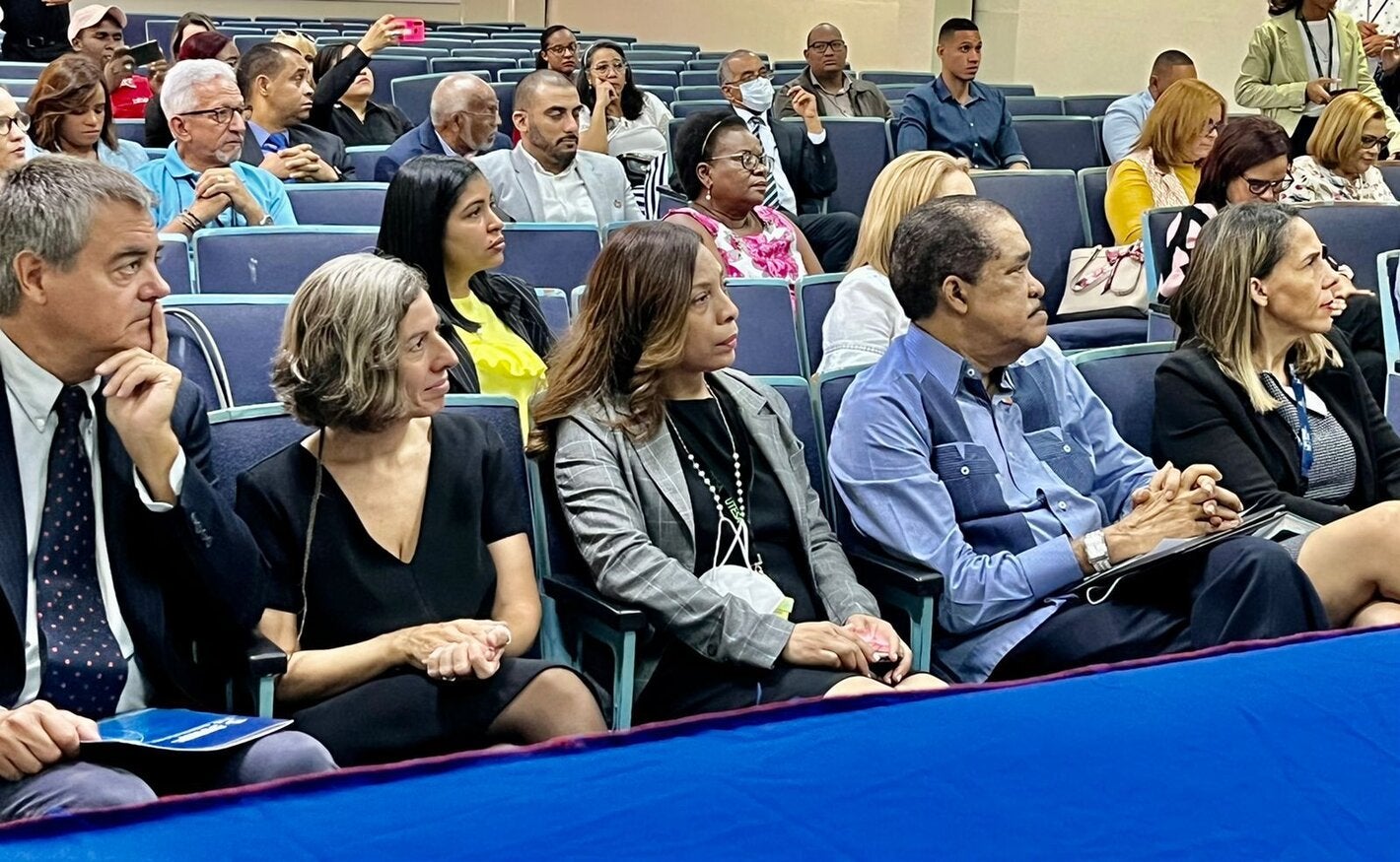 Autoridades de salud mental y OPS durante foro.