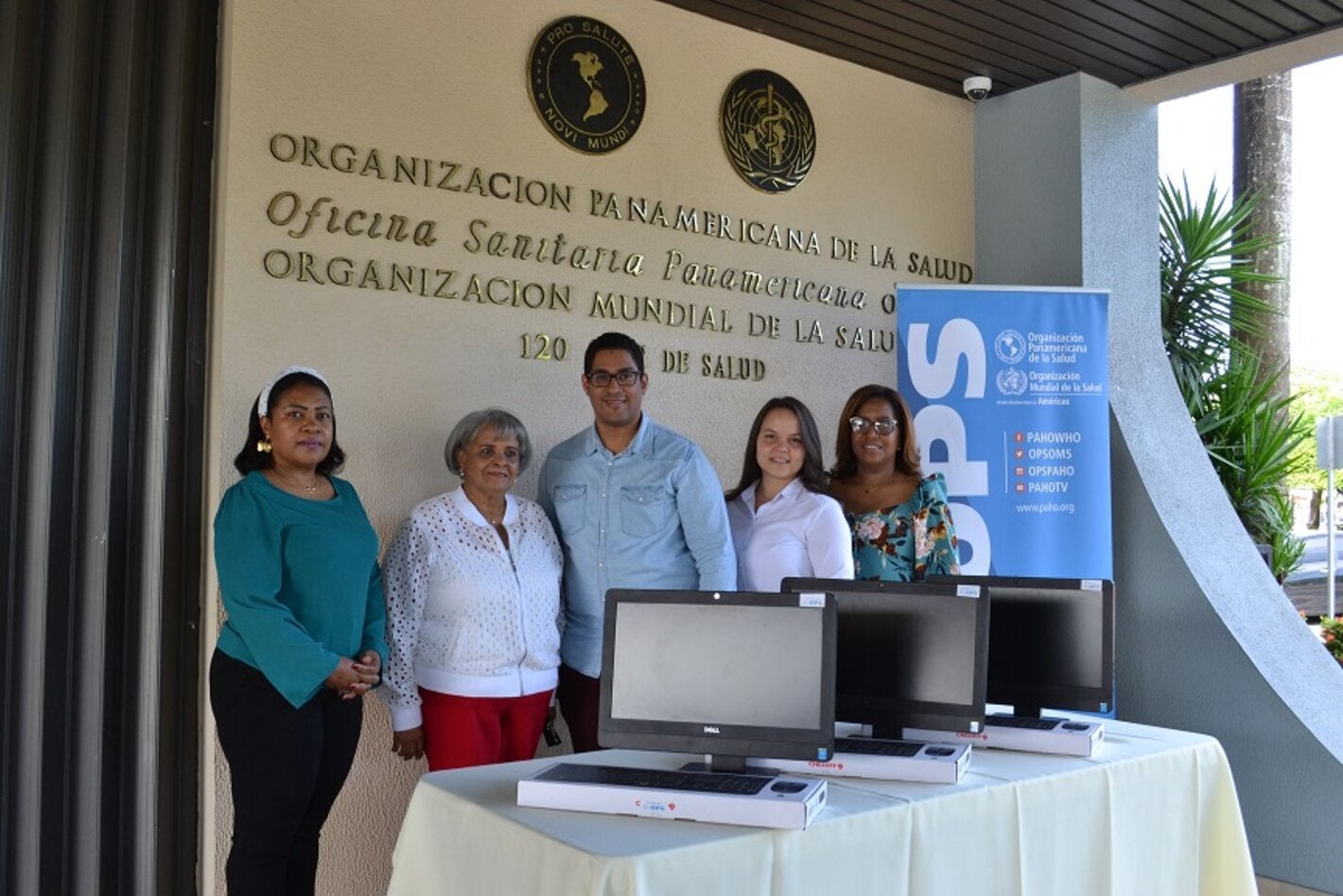 Autoridades durante la entrega.