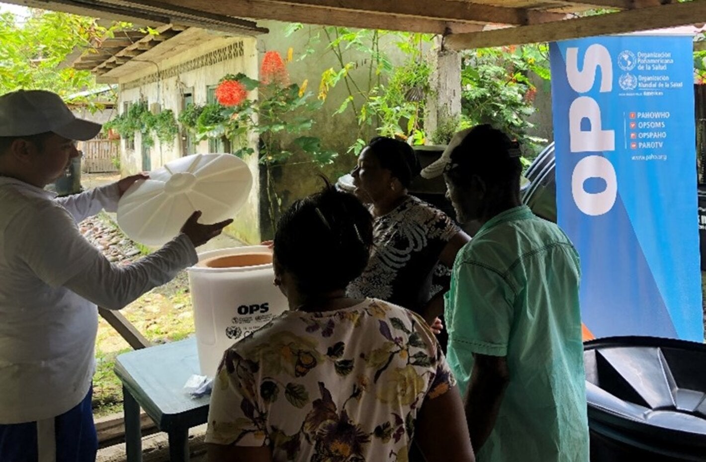 personas y logo de OPS