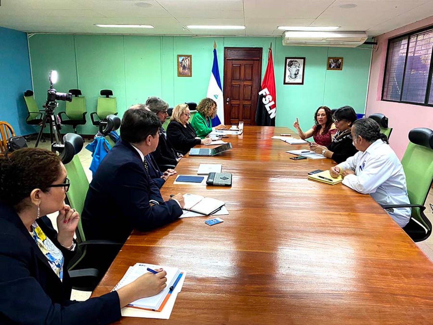 Misión CLAP sosteniendo reunión con MINSA