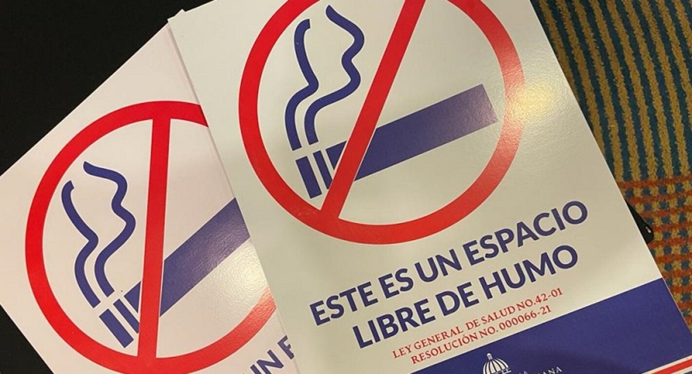 Afiches entregados por OPS a autoridades de salud.