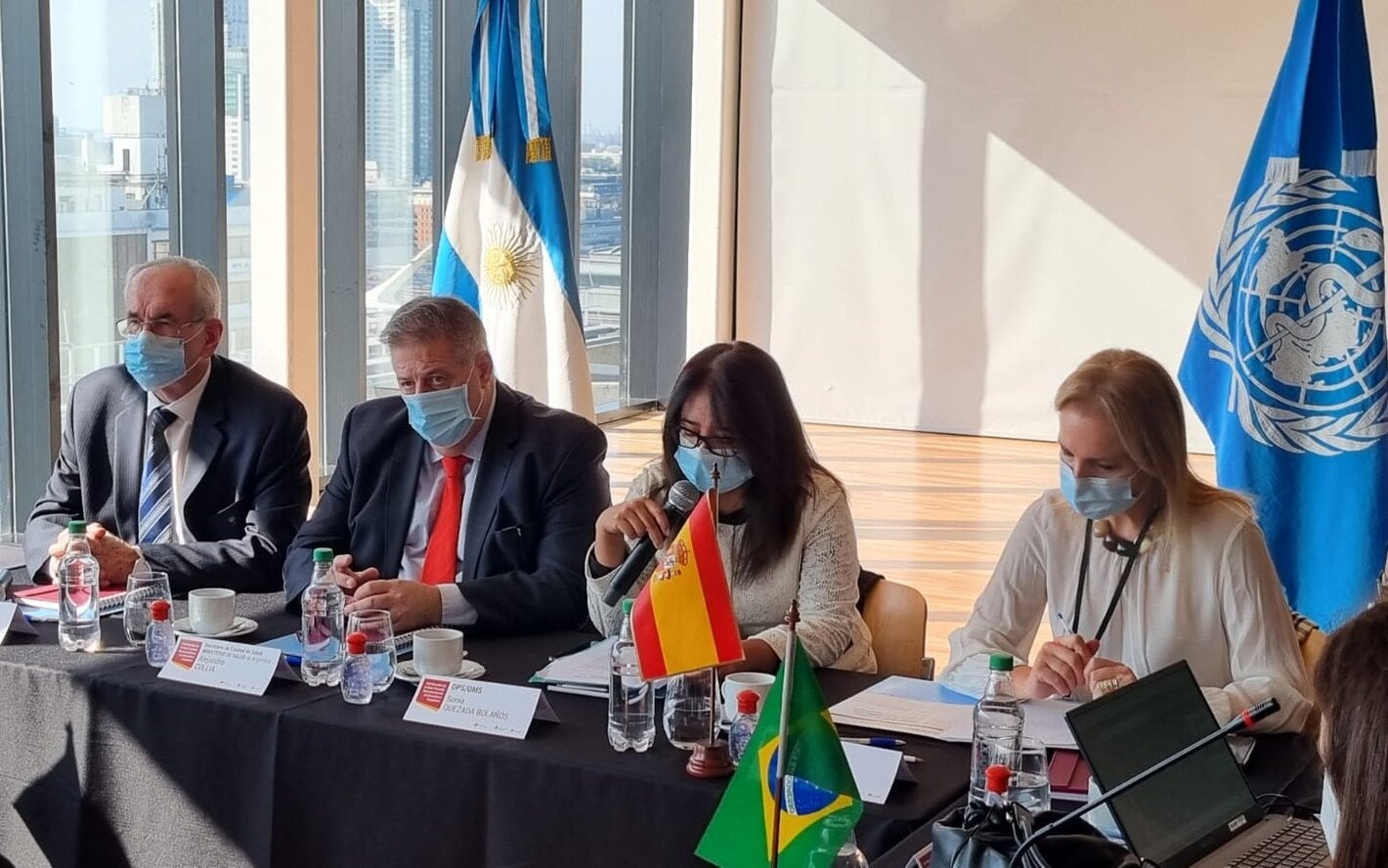 La consultora de Sistemas y Servicios de Salud de OPS en Argentina, Sonia Quezada Bolaños, junto a las demás autoridades durante la apertura de la sesión.