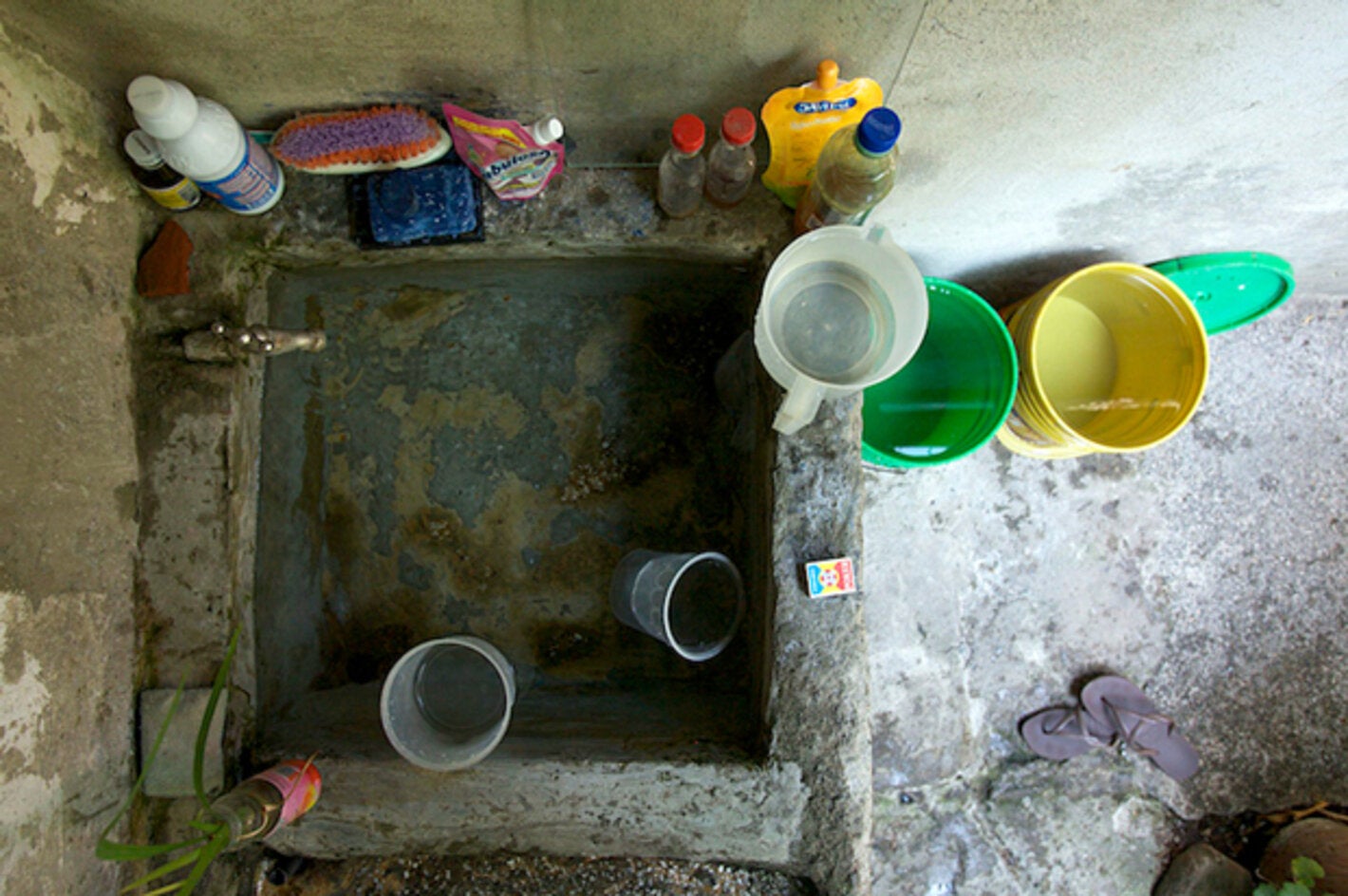 A community health officer visits a house to educate the owner and check water storage to control mosquito breeding sites, Colombia. PAHO/WHO, J Dempster