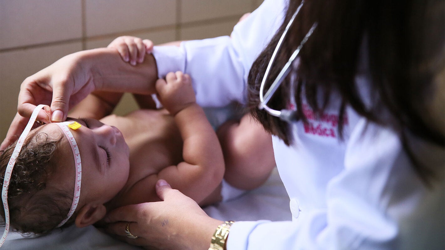 Medico examinando a bebe