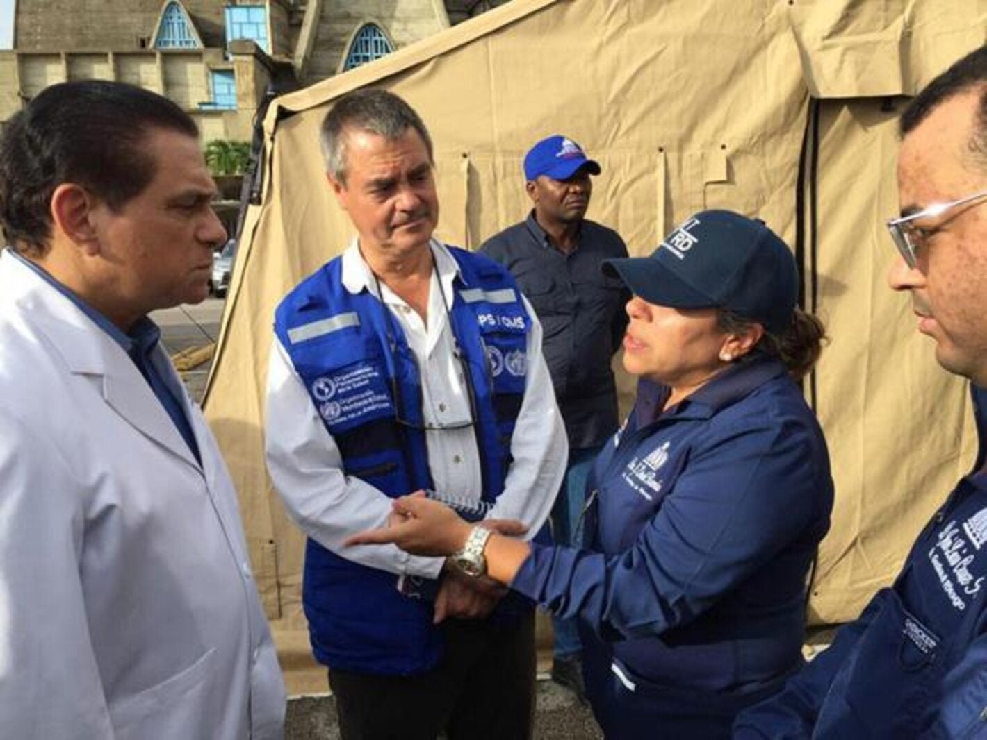 Representante de OPS junto a autoridades de salud.