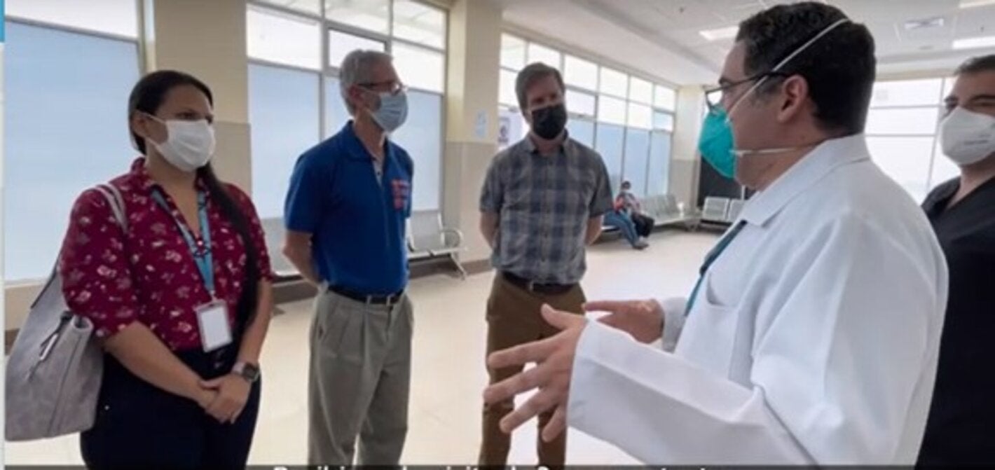 Fotografía de los asesore internacionales de salud mental en su visita a Ecuador