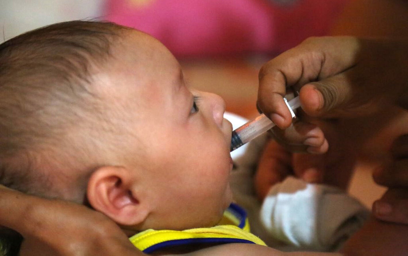 Bebé recebendo a vacina contra a polio