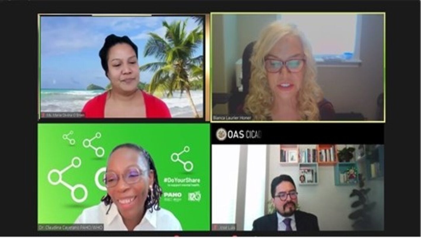 Imagen de pantalla dividida en 4 cuadrantes con los rostros de 4 de los ponentes en el webinar