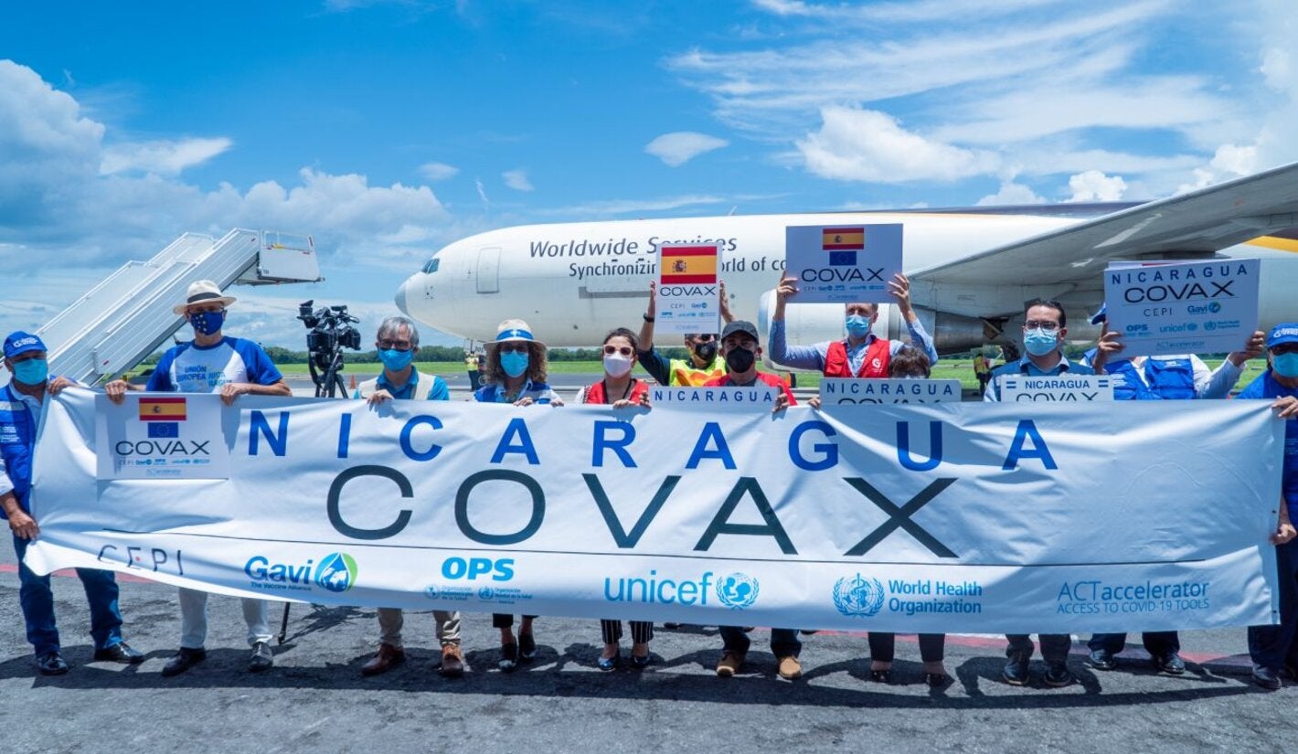 con banner en aeropuerto