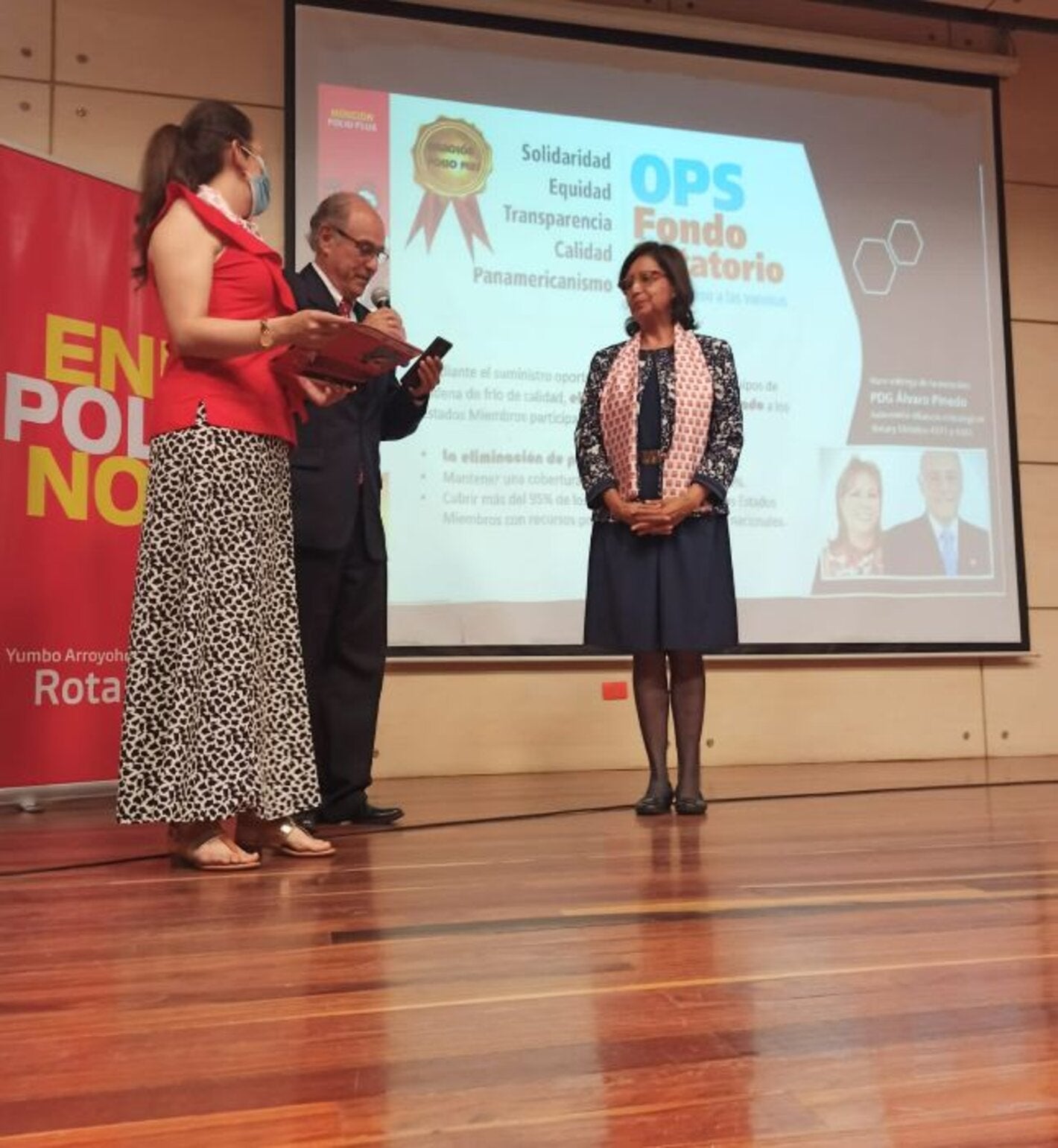 Dra. Tambini recibiendo premio