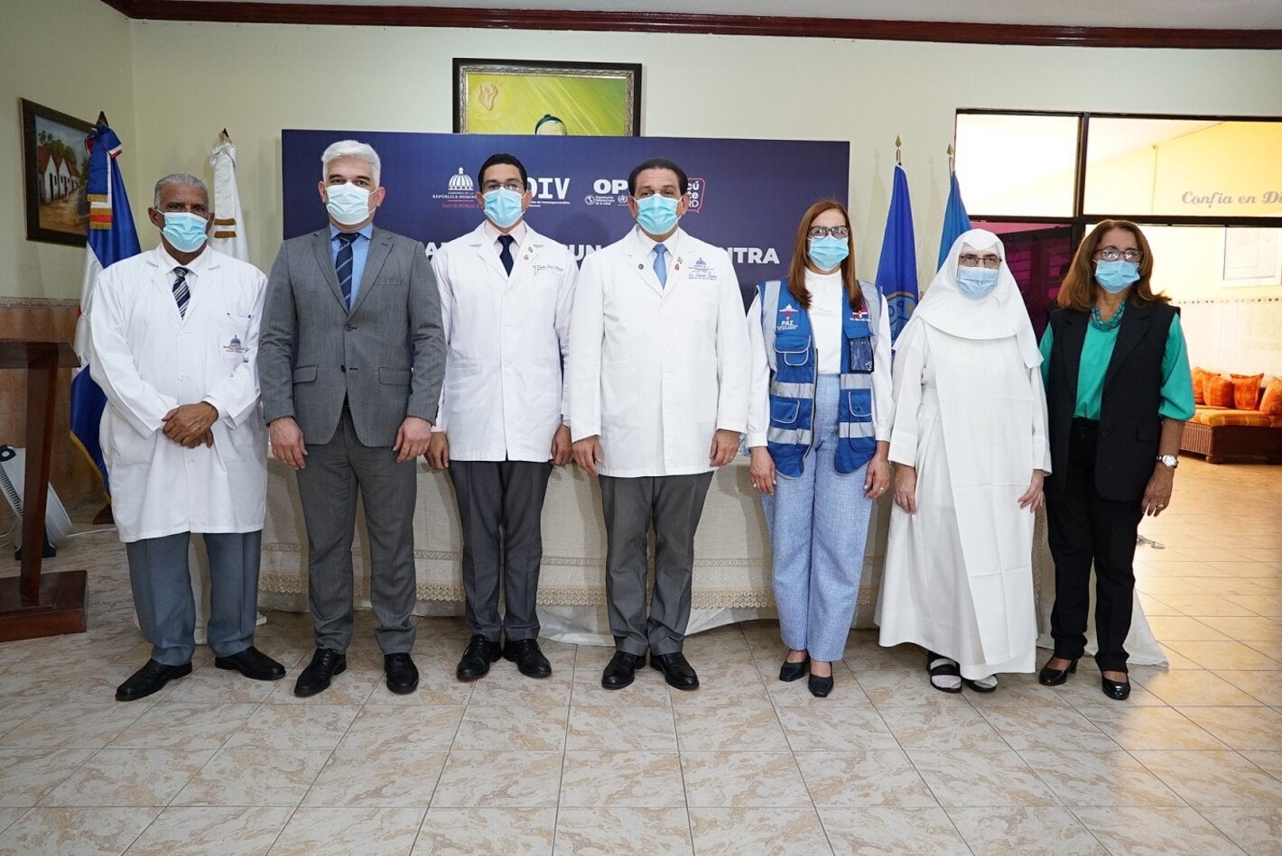 Autoridades durante el lanzamiento.