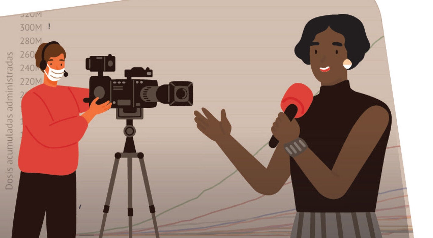 Periodista frente a una cámara con un micrófono en la mano