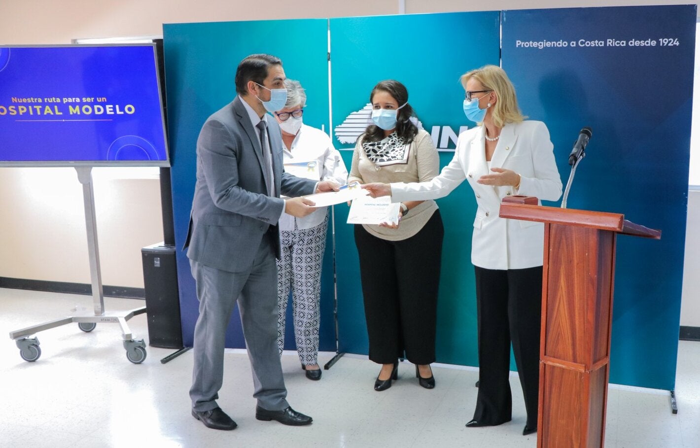 Representante de OPS entrega los 3 reconocimientos