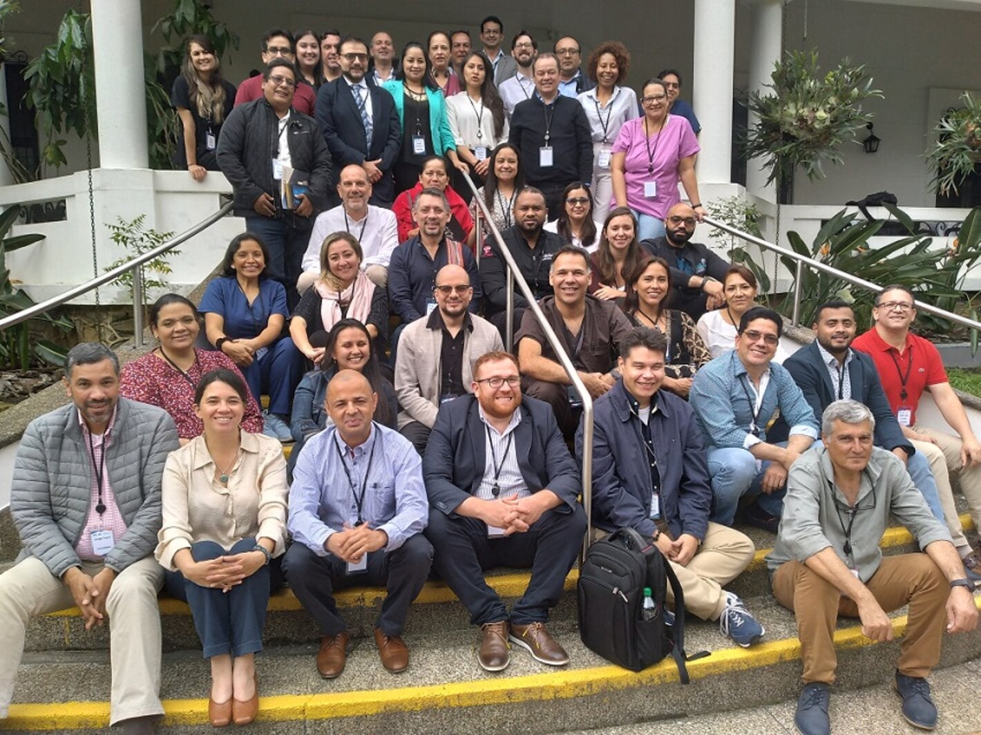 Foto grupal con entrenadores y estudiantes