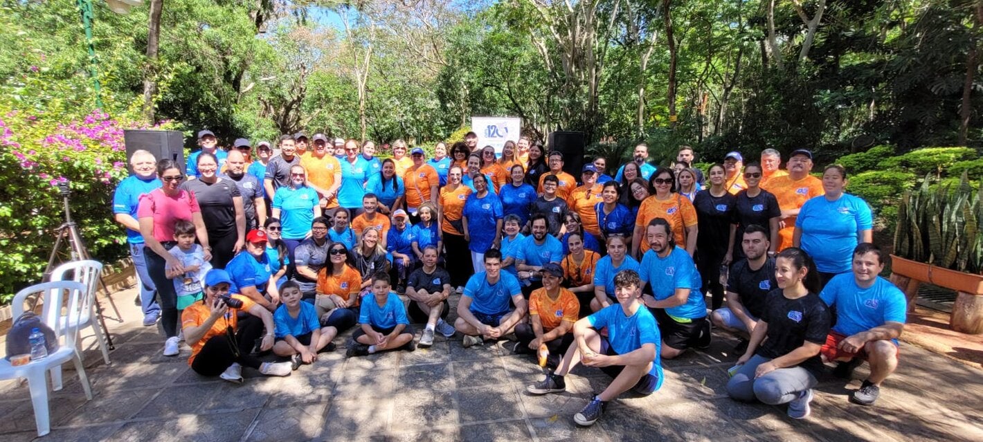 Paraguay celebrando con una caminata por los 120 años de OPS