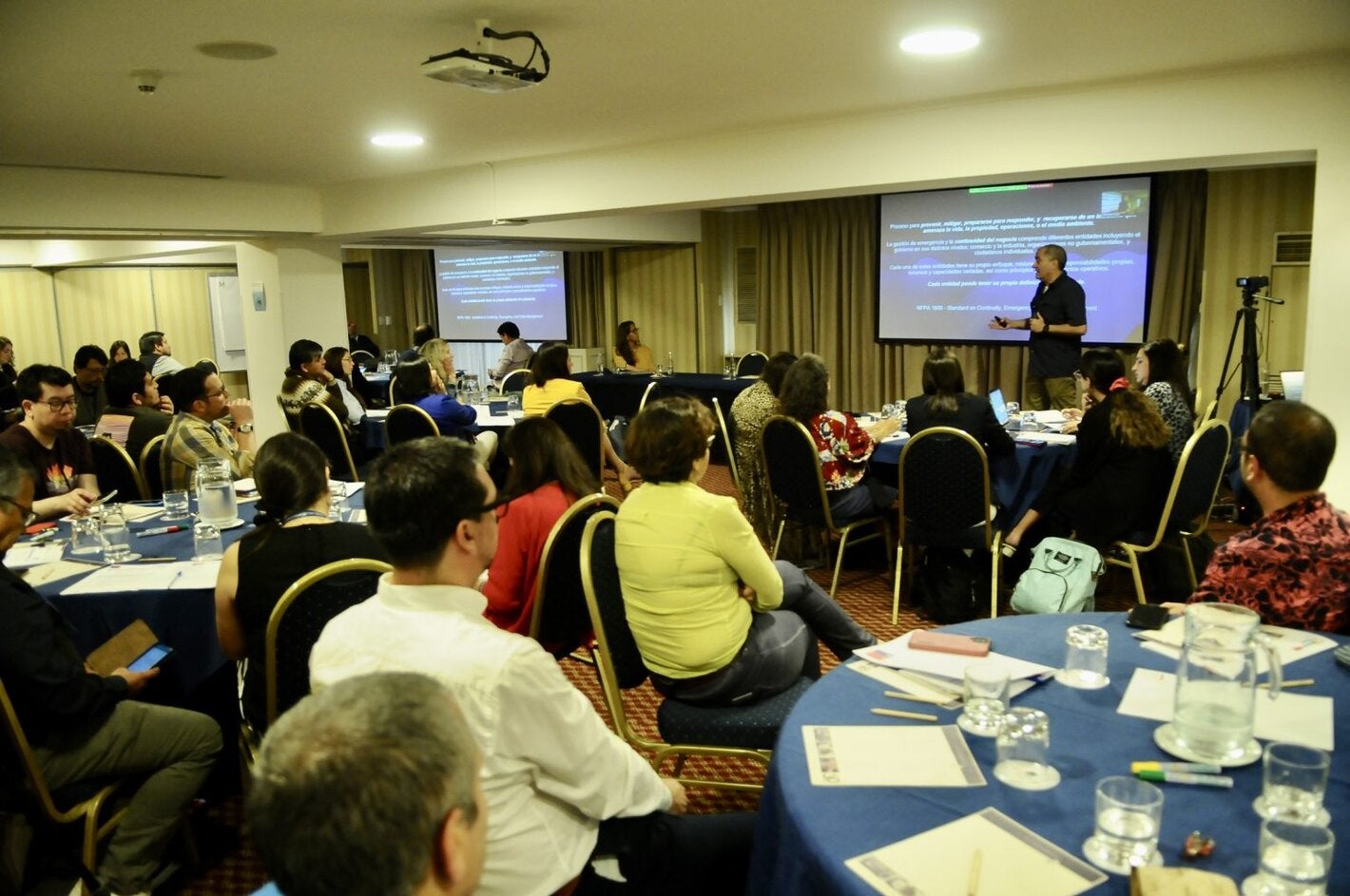 Provenientes desde las seremis de salud, servicios de salud, organismos autónomos y hospitales del país, más de un centenar de periodistas y comunicadores/as participaron en este encuentro desarrollado en la capital chilena.