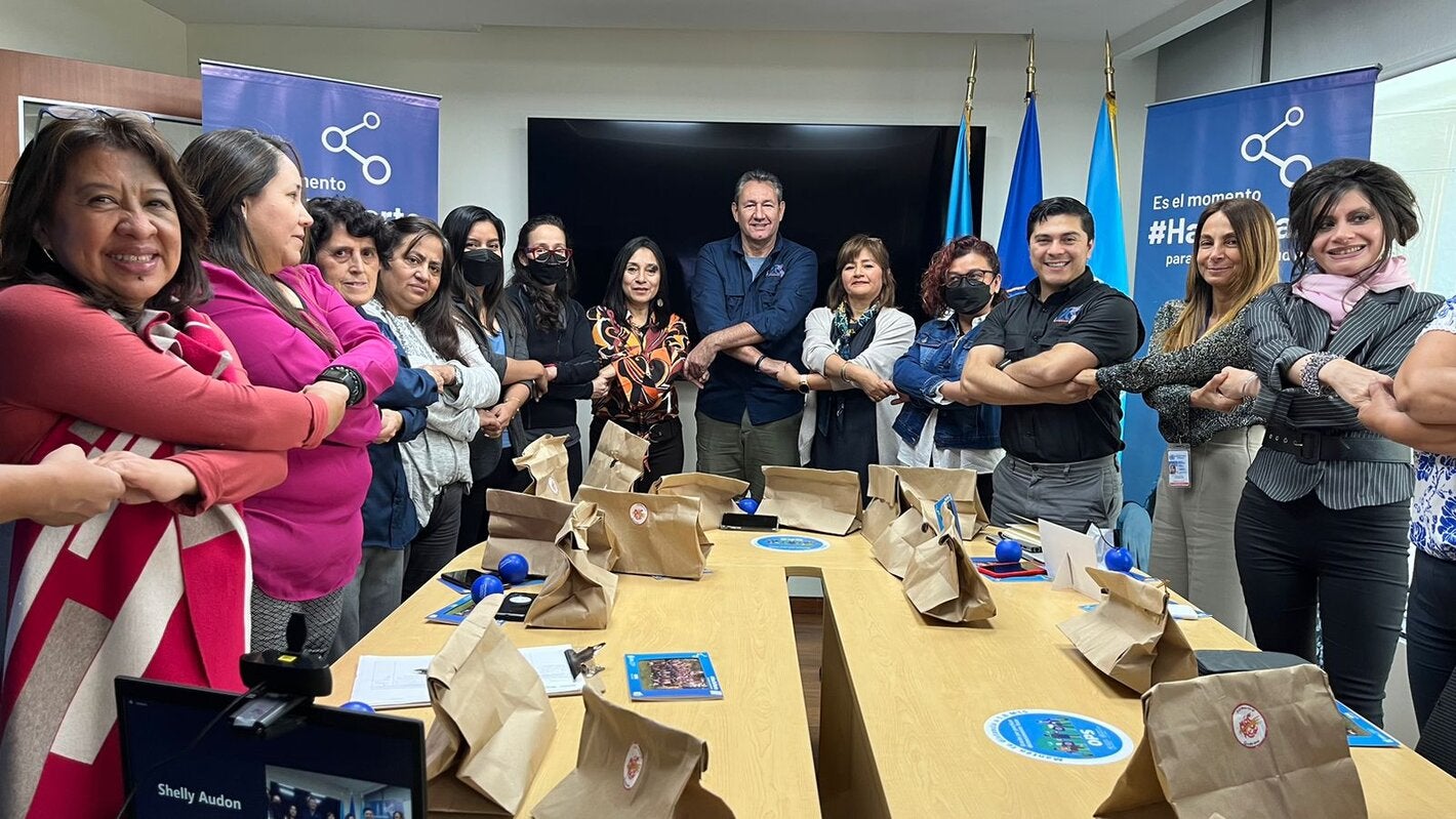 Equipo de la Representación OPSOMS activación manos entrelazadas