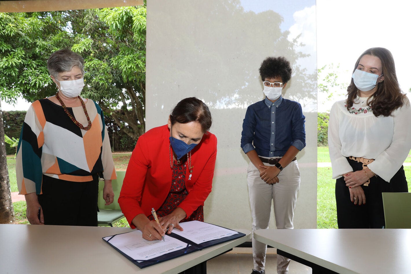 Representantes das entidades assinam o acordo