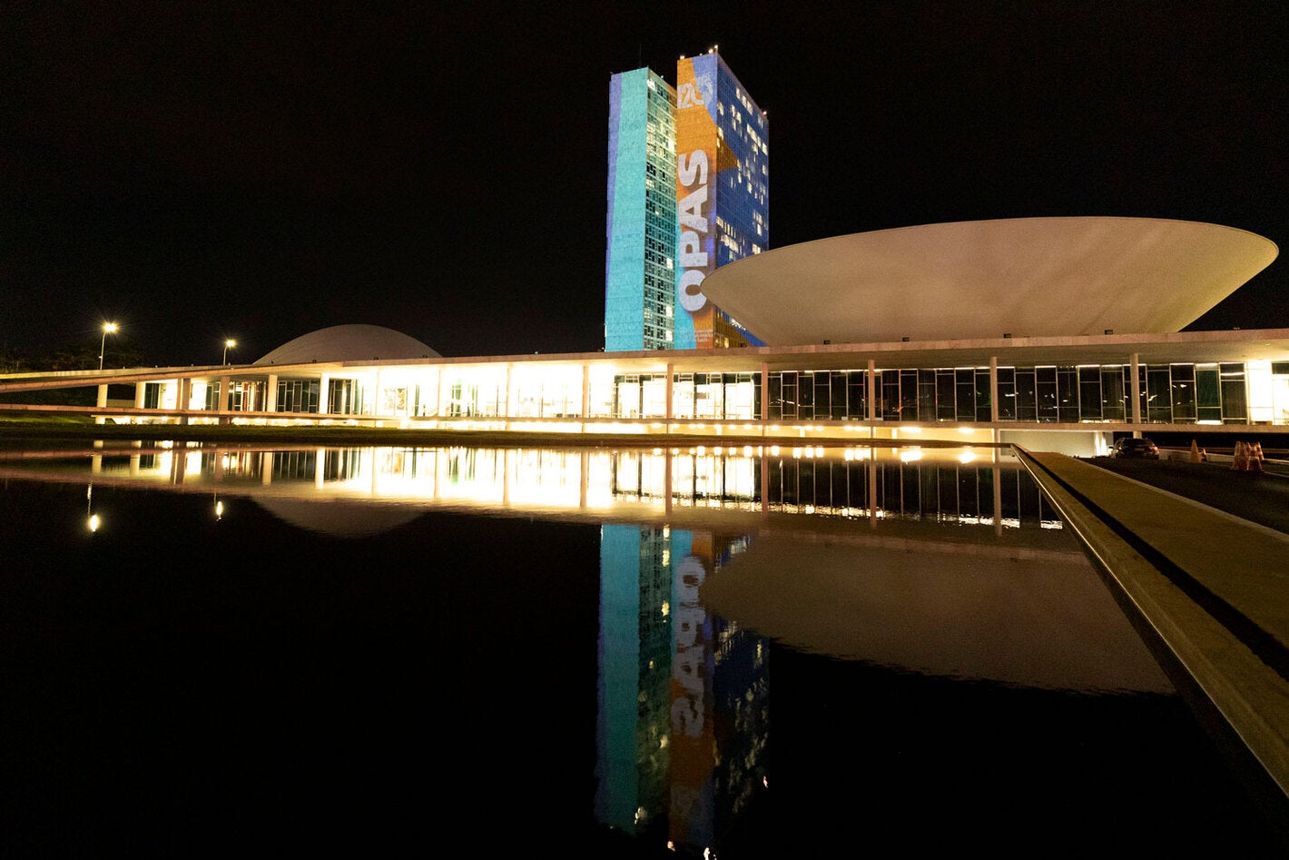 Fachada do Congresso Nacional com o nome OPAS projetado