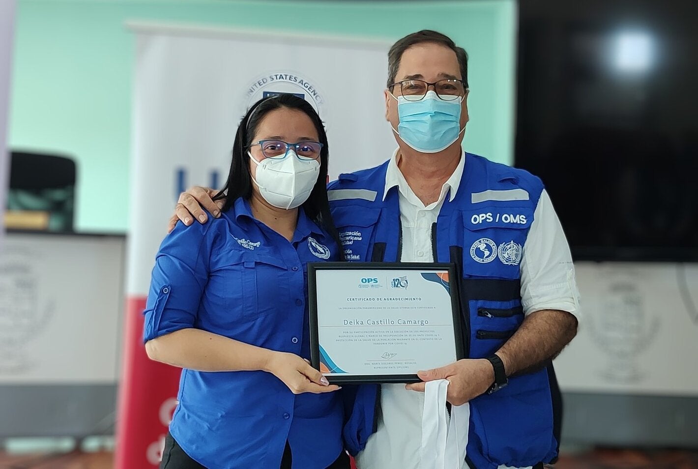 Entrega de reconocimiento a funcionaria del Ministerio de Salud