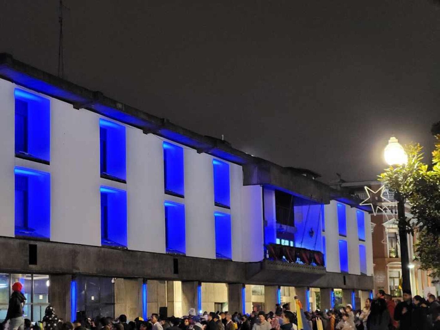En Quito el Palacio Municipal y el Palacio Presidencial se iluminaron con colores institucionales de la OPS para rendir tributo a su labor en sus 120 años de historia
