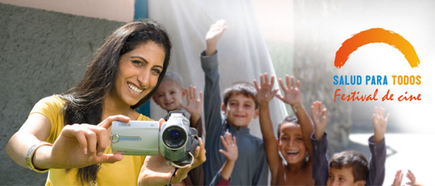 Mujer con cámara de video